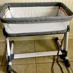Like new co sleeping bassinet
